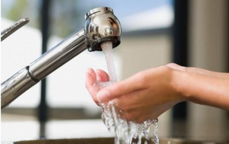 Người dùng đang kiểm tra rò rỉ nước dưới vòi nước, minh họa mẹo tiết kiệm nước bao nhiêu 1 khối tại gia đình hiệu quả